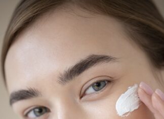 Żel czy krem pod oczy z kofeiną – co będzie lepszym rozwiązaniem? Żel czy krem pod oczy z kofeiną