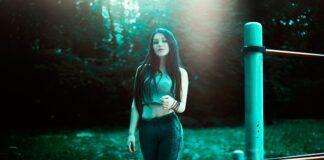 Czy jeansy pasują do czarnej koszulki?