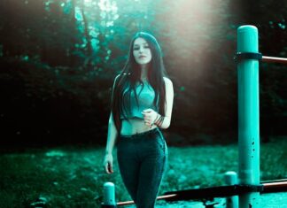 Czy jeansy pasują do czarnej koszulki?