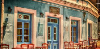 Jak ozdobić krzesła tiulem?