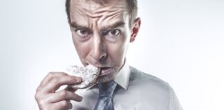 Jaki krawat i poszetka do szarego garnituru?