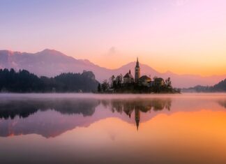 Kto trzyma obrączki w kościele? Kto trzyma obrączki w kościele?
