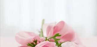 Co świadkowa robi z bukietem?